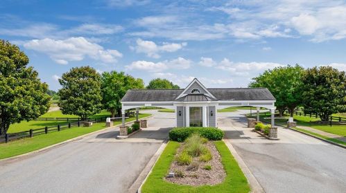 1040 Hawthorne Cir, Madison, GA 30650-5098