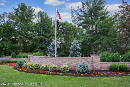 1 Eastport Ct, Tinton Falls, NJ 07701-5431