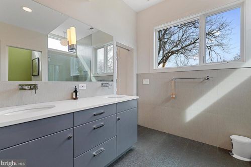 31 Maple St, Princeton NJ  08542-3850 exterior