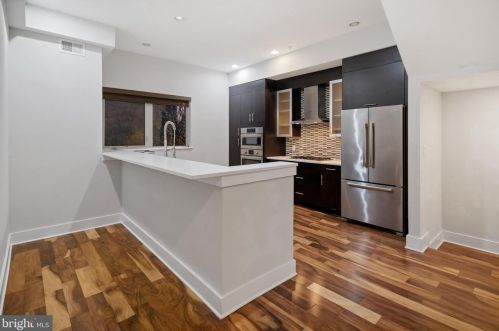 154 Front St, Philadelphia PA  19106-0020 exterior