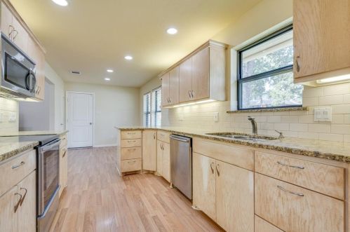 7025 Lincoln Dr, Fort Worth TX  76182-7663 exterior