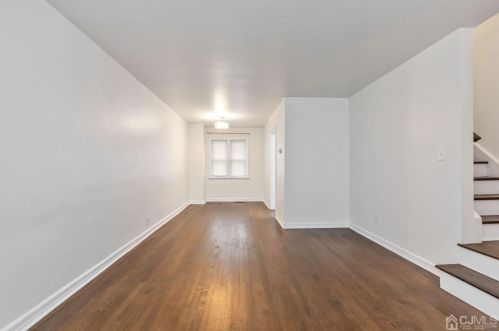 8 Roosevelt Ct, Metuchen, NJ 08840-1427