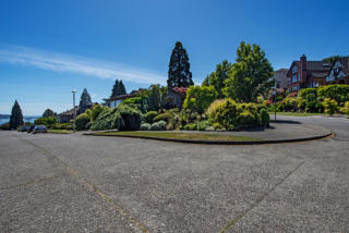 2236 Viewmont Way, Seattle, WA 98199-3950
