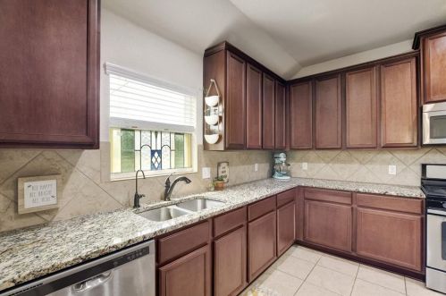 1265 Twin Estates Dr, Uhland TX 78640 exterior