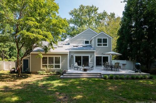 8 Verona Dr, Riverside, CT 06878-1910