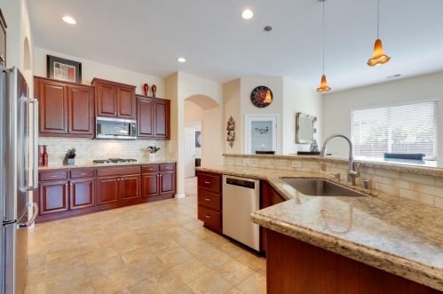 7016 Elvora Way, Elk Grove, CA 95757-5909