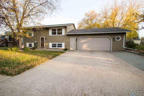 205 Patrician Dr, Corson, SD 57005-1738