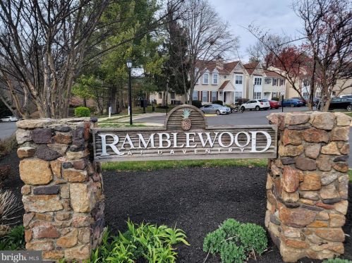 7809 Harrowgate Cir, Springfield VA  22152-3815 exterior