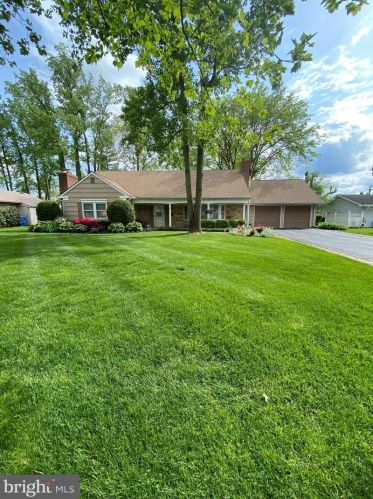 53 Clearwater Dr, Willingboro, NJ 08046-3518