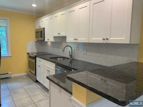 16 Sandra Ln, Bloomingdale, NJ 07403-1537