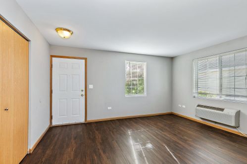 507 Silverstone Dr, Carpentersville, IL 60110-1180