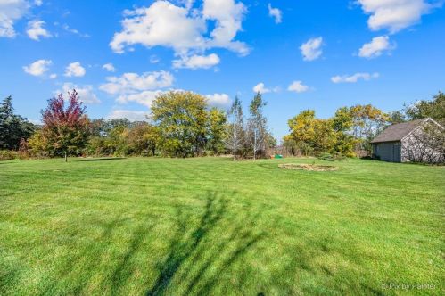 7 Crestview Dr, Oswego IL  60543-9475 exterior