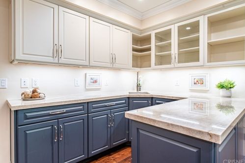 2010 Buckingham Pl, Glendale CA  91206-1401 exterior