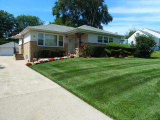6 Michigan Ave, Addison, IL 60101-3926