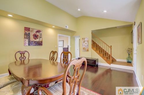 32 Netherwood Cir, Edison, NJ 08820-1658