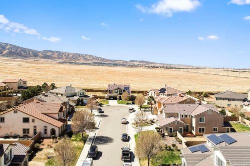 7121 La Sarra Dr, Lancaster, CA 93536-7432