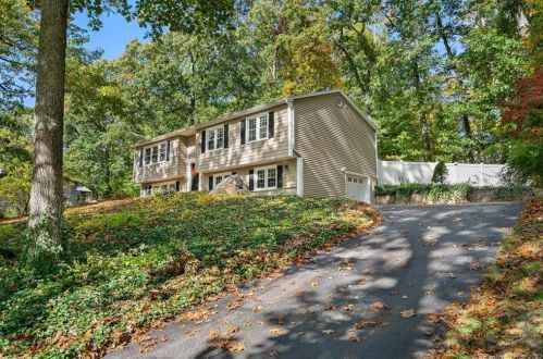 40 Overlook Rd, Gales Ferry, CT 06335-1029