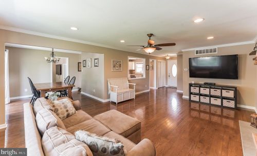 74 Wolf Dr, Trenton NJ 08610-1125 exterior