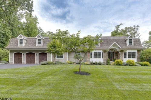 2 Scotchwood Gln, Scotch Plains, NJ 07076-2417