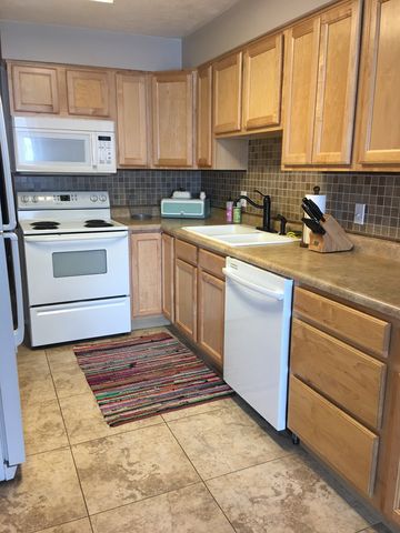 121 Lakeside Ln, Centerville, UT 84014-1461