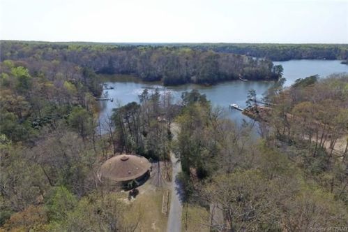 134 Pirates Pl, Weems, VA 22576-2103