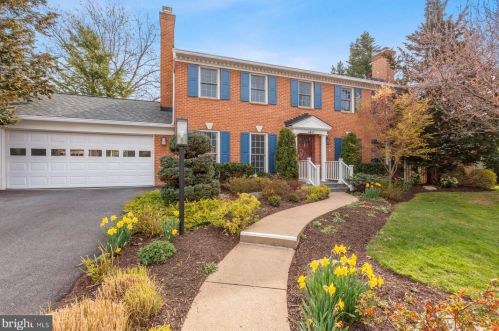 4887 35th Rd, Arlington, VA 22207-2817