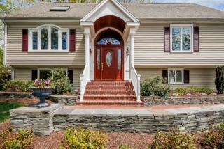 20 Dartmouth Dr, Huntington, CT 06484-5117