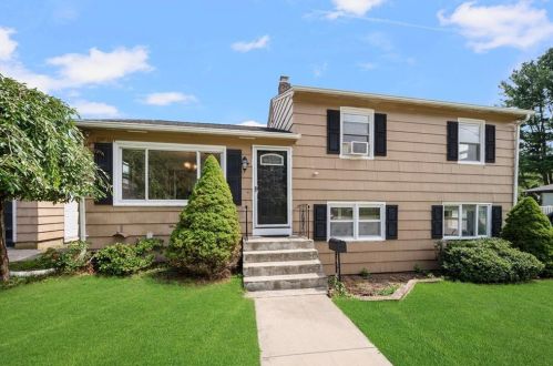 2 Englewood Rd, Coventry, RI 02816-5218