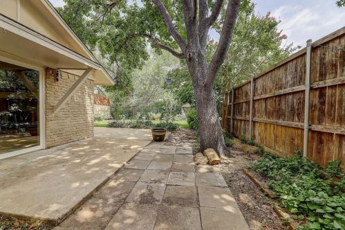 2007 Cedarwood Dr, Carrollton TX 75007-5406 exterior