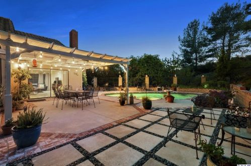 2520 Flintridge Dr, Glendale CA  91206-1033 exterior