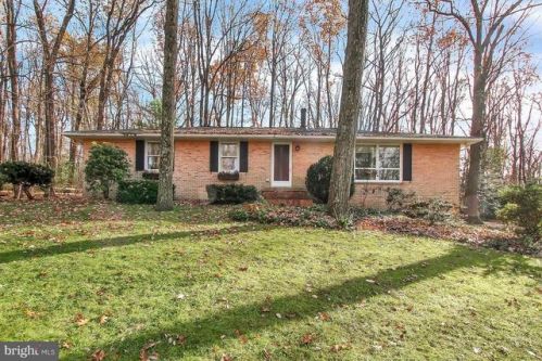 2684 Forest Rd, York, PA 17402-9570