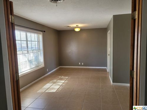 204 Longfellow Ln, Victoria, TX 77904-1717