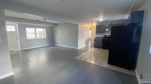 70 Montclair Ave, Newark NJ  07104-3513 exterior