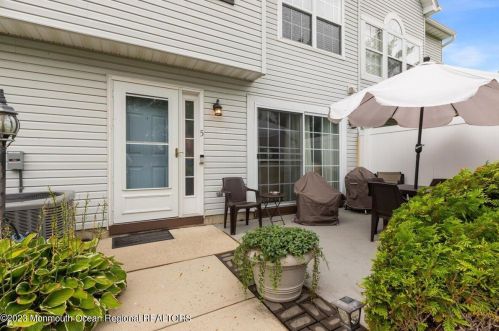 5 Phoenix Ct, Tinton Falls, NJ 07712-7768