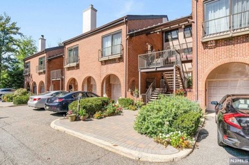 4 Eliot Ct, Teaneck, NJ 07666-6468