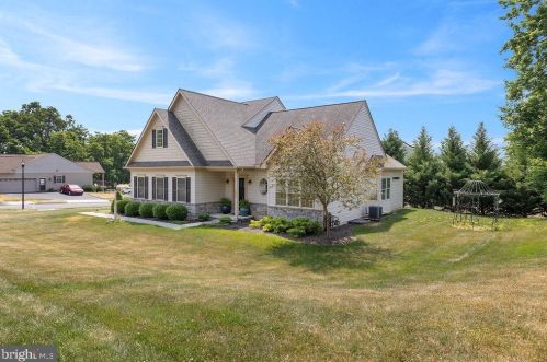 1536 Winterberry Dr, York, PA 17406-7228