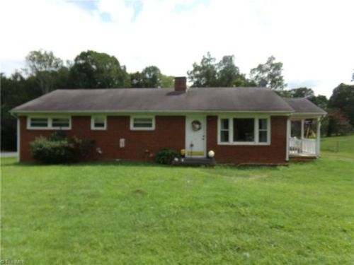 371 Curtis St, Parks Crossroads, NC 27316-9500