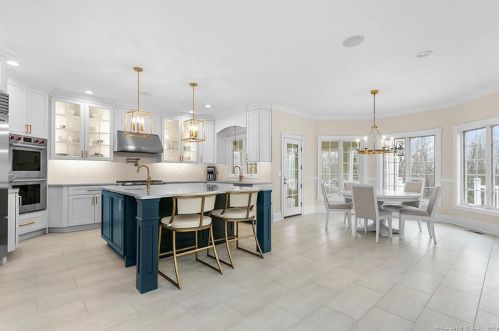 76 Mustang Dr, Upper Stepney CT  06468-1371 exterior