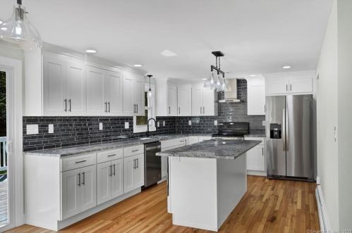 19 Mohawk Cir, Windsor CT  06095-2656 exterior