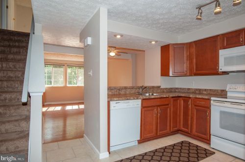 8453 Sugar Creek Ln, Springfield, VA 22153-3850