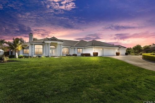 6220 Century Hill Dr, Riverside, CA 92506-4663