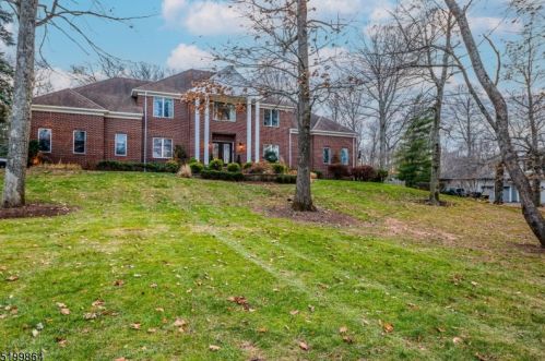 28 Hunters Trl, Warren, NJ 07059-7117