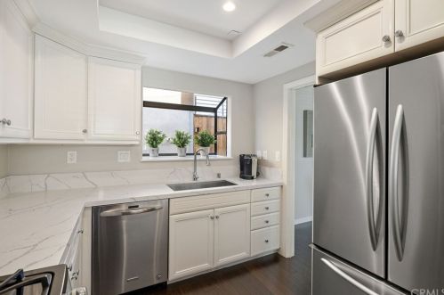 937 11th St, Manhattan Beach, CA 90266-5905