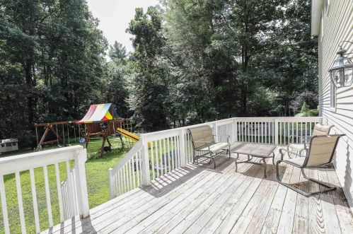 24 Colonial Dr, Londonderry, NH 03053-2563