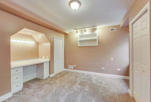 8901 Maple Ave, Willowbrook IL 60527-6469 exterior