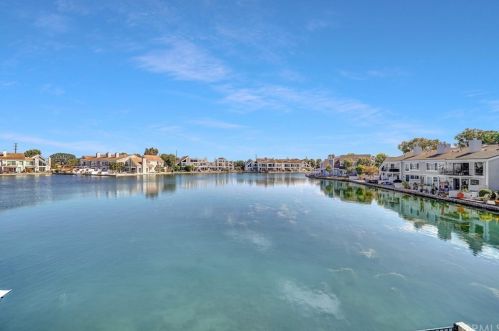 3561 Windspun Dr, Huntington Beach CA  92649-2027 exterior