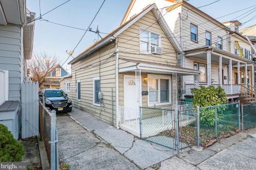 689 Parker St, Perth Amboy, NJ 08861-2913