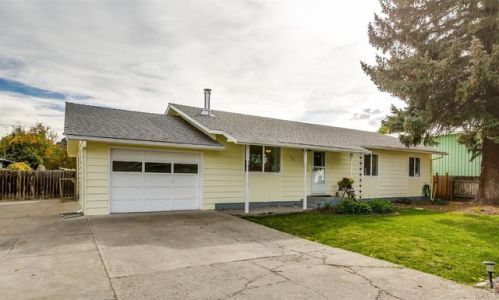 276 3rd St, Prineville, OR 97754-2206