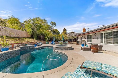 11589 Manzanita Ln, Pleasanton, CA 94568-2745