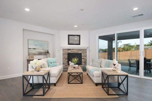 2399 Andersen Ln, Vista, CA 92084-5812